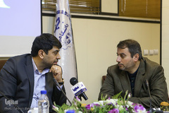 از راست محمدجواد شوشتری، رئیس سازمان قرآنی دانشگاهیان کشور و عیسی علیزاده، معاون فرهنگی جهاددانشگاهی در مراسم اختتامیه طرح «مشکوة»