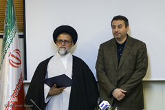 از راست محمدجواد شوشتری، رئیس سازمان قرآنی دانشگاهیان کشور، حجت‌الاسلام والمسلمین سیدمهدی سیدمحمدی، سرپرست معاونت فرهنگی سازمان بهزیستی کشور در مراسم اختتامیه طرح «مشکوة»