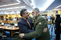 امیر سرتیپ پوردستان٬ رئیس مرکز مطالعات راهبردی ارتش  و احمد ابوالقاسمی در آیین تقدیر از دست اندرکاران کاروان قرآنی انقلاب