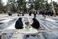 غبارروبی مزار شهدا در آخرین پنجشنبه سال ۱۳۹۷