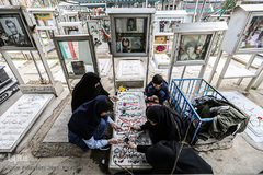 غبارروبی مزار شهدا در آخرین پنجشنبه سال ۱۳۹۷