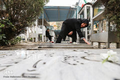 غبارروبی مزار شهدا در آخرین پنجشنبه سال ۱۳۹۷