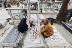 غبارروبی مزار شهدا در آخرین پنجشنبه سال ۱۳۹۷