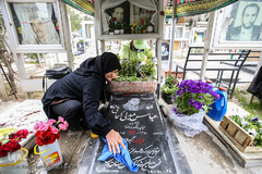 غبارروبی مزار شهدا در آخرین پنجشنبه سال ۱۳۹۷