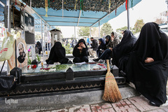 غبارروبی مزار شهدا در آخرین پنجشنبه سال ۱۳۹۷