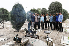 غبارروبی مزار شهدا در آخرین پنجشنبه سال ۱۳۹۷