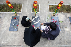 غبارروبی مزار شهدا در آخرین پنجشنبه سال ۱۳۹۷