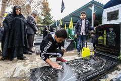 غبارروبی مزار شهدا در آخرین پنجشنبه سال ۱۳۹۷