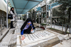 غبارروبی مزار شهدا در آخرین پنجشنبه سال ۱۳۹۷