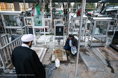 غبارروبی مزار شهدا در آخرین پنجشنبه سال ۱۳۹۷