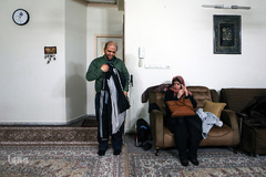 احمد پارسا در کنار خواهرش آرزو به اخبار صوتی گوش می‌دهند.