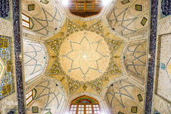 زیبایی مسجد و مدرسه علمیه معّیرالممالک در تهران واقعاً بی‌نظیر است.