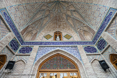 نمایی پیشانی طاق ورودی مسجد