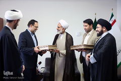 تجلیل رئیس سازمان اوقاف از رتبه دوم مسابقات قرآن مالزی