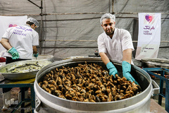 معلولین و سالمندان کهریزک میهمان هم‌نمک شدند
