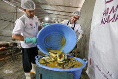 معلولین و سالمندان کهریزک میهمان هم‌نمک شدند
