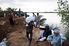 سیلاب در شهرستان کارون و تلاش برای مقابله با آن