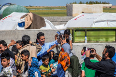 ارمغان شادی برای کودکان سیل‌زده