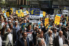 نمازگزاران تهرانی پس از اقامه نماز جمعه با برگزاری راهپیمایی، ضمن محکومیت اقدام آمریکا در قراردادن نام سپاه پاسداران در لیست گروه‌های تروریستی، همدلی و انسجام خود را با سپاه نشان دادند.