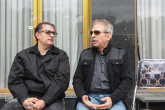 از راست جمشید گرگین و علی دهکردی در آیین تشییع پیکر جمشید مشایخی