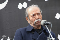 علی نصیریان در آیین تشییع پیکر جمشید مشایخی