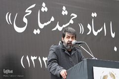 سام مشایخی فرزند جمشید مشایخی در آیین تشییع پیکر جمشید مشایخی