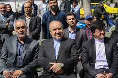 از راست عبدالحمید احمدی، معاون فرهنگی و توسعه ورزش همگانی وزیر ورزش‌وجوانان، مسعود سلطانی‌فر، وزیر ورزش و جوانان در مراسم گلریزان جامعه ورزش برای کمک به مردم سیل‌زده