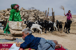 فاطمه مشغول کارهای روزانه خانه است و حشمت برای فرزانه نقاشی می‌کشد.