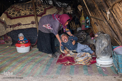 فاطمه قبل از غروب آفتاب حشمت را داخل چادر می‌آورد.