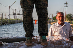 تلاش برای مقابله با سیل در اهواز