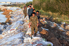 تلاش برای مقابله با سیل در اهواز