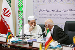 از راست عبدالرسول عبایی، رییس هیئت داوران از ایران و خالد عثامنه، داور وقف و ابتدا از اردن 