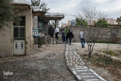 رقیه مانند مادری که منتظر است بچه‌های کوچکش به خانه بیایند همیشه حواسش به برادرانش است.