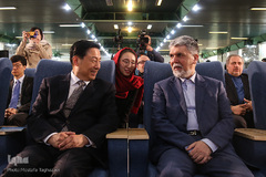 از راست سیدعباس صالحی، وزیر فرهنگ و ارشاد اسلامی و گو آن مین، نماینده ویژه کشور چین در افتتاحیه سی و دومین نمایشگاه بین المللی کتاب تهران