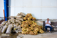 پخت غذا برای سیل‌زدگان خوزستانی توسط موکب‌های خمینی‌شهر