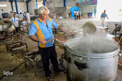 پخت غذا برای سیل‌زدگان خوزستانی توسط موکب‌های خمینی‌شهر