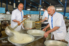 پخت غذا برای سیل‌زدگان خوزستانی توسط موکب‌های خمینی‌شهر