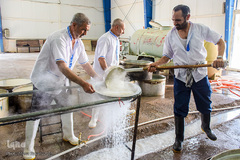 پخت غذا برای سیل‌زدگان خوزستانی توسط موکب‌های خمینی‌شهر