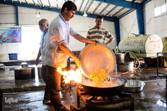 پخت غذا برای سیل‌زدگان خوزستانی توسط موکب‌های خمینی‌شهر