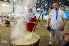 پخت غذا برای سیل‌زدگان خوزستانی توسط موکب‌های خمینی‌شهر