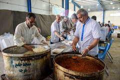 پخت غذا برای سیل‌زدگان خوزستانی توسط موکب‌های خمینی‌شهر