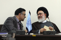 از راست آیت الله سید مصطفی محقق داماد، استاد دانشکده حقوق دانشگاه شهید بهشتی، احمد رضا خضری، رئیس هیات مدیره انجمن ایرانی تاریخ اسلام در نشست همایش مناسبات فلسفه و تمدن در جهان اسلام