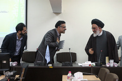 از راست آیت الله سید مصطفی محقق داماد، استاد دانشکده حقوق دانشگاه شهید بهشتی، احمد رضا خضری، رئیس هیات مدیره انجمن ایرانی تاریخ اسلام، زهیر صیامیان گرجی، عضو هیات علمی گروه تاریخ دانشگاه شهید بهشتی  در نشست همایش مناسبات فلسفه و تمدن در جهان اسلام