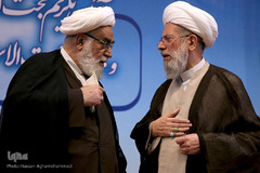 از راست آیت الله محمد محمدی ری‌شهری و حجت‌الاسلام‌ والمسلمین محمدی گلپایگانی، رئیس دفتر مقام معظم رهبری در مراسم تودیع و معارفه نماینده ولی فقیه در امور حج و زیارت