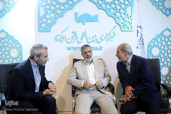 حسین فدایی، رییس بازرسی دفتر مقام معظم رهبری در غرفه ایکنا در روز پنجم نمایشگاه قرآن کریم