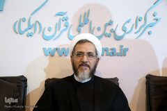 حجت الاسلام والمسلمین احمد مازنی، رییس کمیسیون فرهنگی مجلس در روز پنجم در غرفه ایکنا