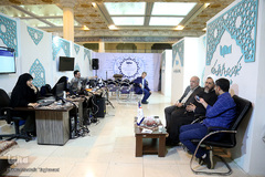 حجت الاسلام والمسلمین احمد مازنی، رییس کمیسیون فرهنگی مجلس در روز پنجم در غرفه ایکنا