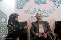 حسن بیادی در غرفه ایکنا در هفتمین روز نمایشگاه قرآن کریم