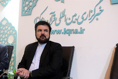 محمدزاده، رییس سابق شبکه قرآن در غرفه ایکنا در هفتمین روز نمایشگاه قرآن کریم