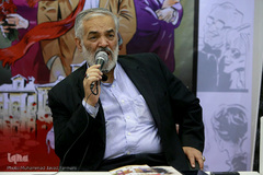 محمدحسن غدیری‌ابیانه در غرفه رهیافتگان در هشتمین روز بیست و هفتمین نمایشگاه بین المللی قرآن